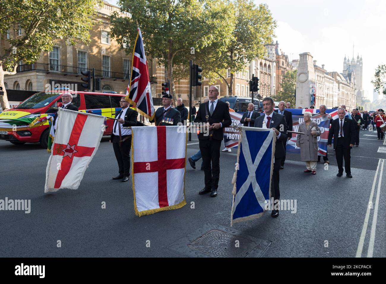 LONDRA, REGNO UNITO - 09 OTTOBRE 2021: I sindacalisti e i lealisti dell'Irlanda del Nord portano bandiere mentre si recano a Downing Street in una protesta contro il protocollo dell'Irlanda del Nord, che essi sostengono compromette la posizione dell'Irlanda del Nord come parte del Regno Unito creando una frontiera commerciale sul Mare d'Irlanda il 09 ottobre 2021 a Londra, Inghilterra. La prossima settimana, l’UE è destinata a presentare nuove proposte per il protocollo dell’Irlanda del Nord, che è stato implementato dopo la Brexit per proteggere l’accordo del Venerdì Santo mantenendo l’Irlanda del Nord allineata con il mercato unico delle merci dell’UE per prevenire la cr Foto Stock