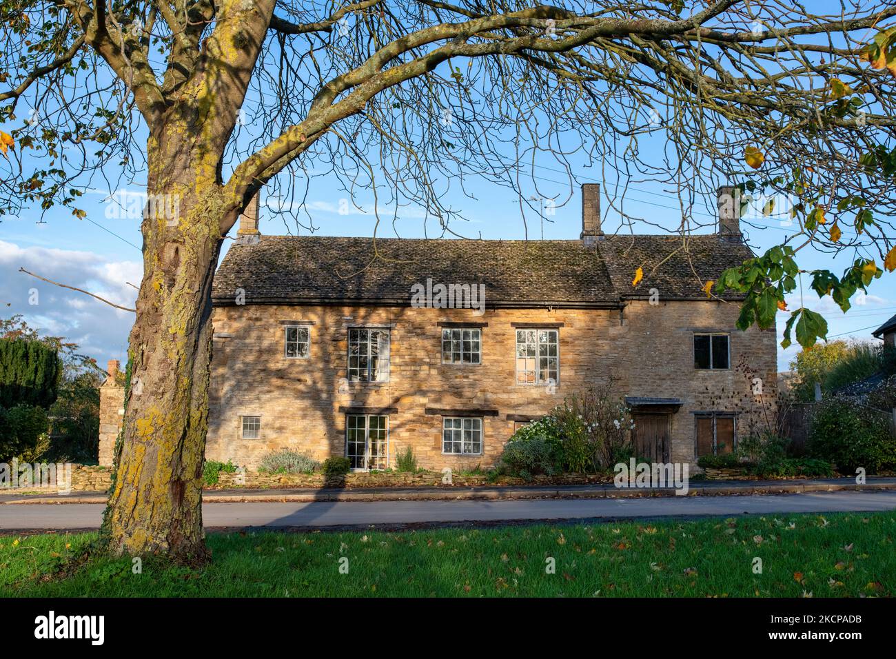 Cottage nel pomeriggio luce autunnale. Whichford, Warwickshire, Inghilterra Foto Stock