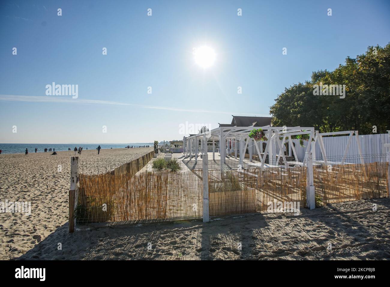 Le persone che piovono al sole camminando lungo la costa del Mar Baltico e il molo di Sopot sono viste a Sopot, Polonia il 10 ottobre 2021 (Foto di Michal Fludra/NurPhoto) Foto Stock