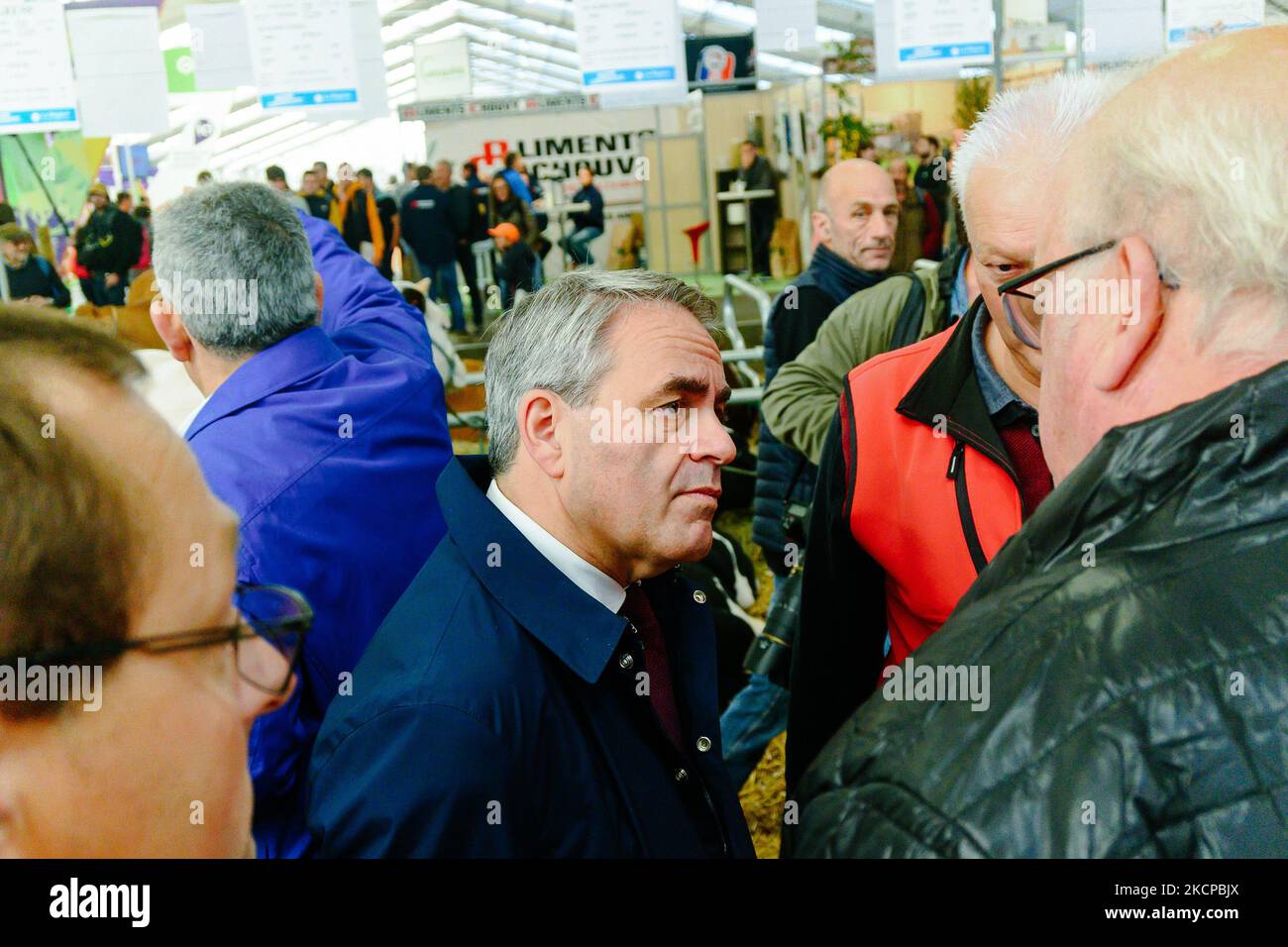 Xavier Bertrand, candidato politico di destra alle elezioni presidenziali del 2022, parla con i visitatori del Sommet de l'Elevage, a Clermont-Ferrand. (Foto di Adrien Fillon/NurPhoto) Foto Stock