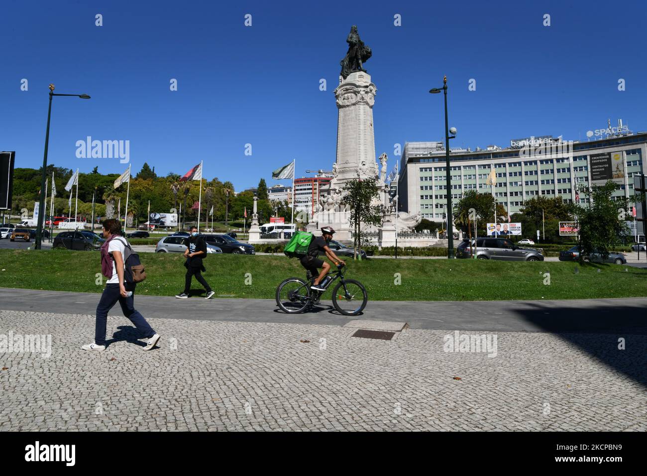 La gente cammina vicino al monumento Marques de Pombal, Lisbona. 07 ottobre 2021. Il Portogallo conta circa nove milioni di persone vaccinate con almeno una dose del vaccino covid-19, che corrisponde al 87% della popolazione, secondo il rapporto di immunizzazione della direzione Generale della Salute (DGS). (Foto di Jorge Mantilla/NurPhoto) Foto Stock