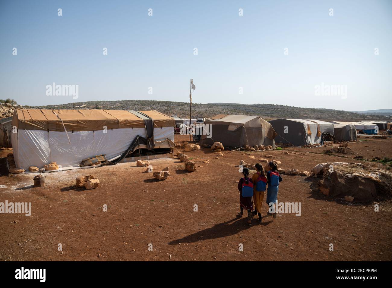 I bambini frequentano il primo giorno di scuola in un campo profughi nella campagna di Idlib il 9 ottobre 2021. (Foto di Karam Almasri/NurPhoto) Foto Stock