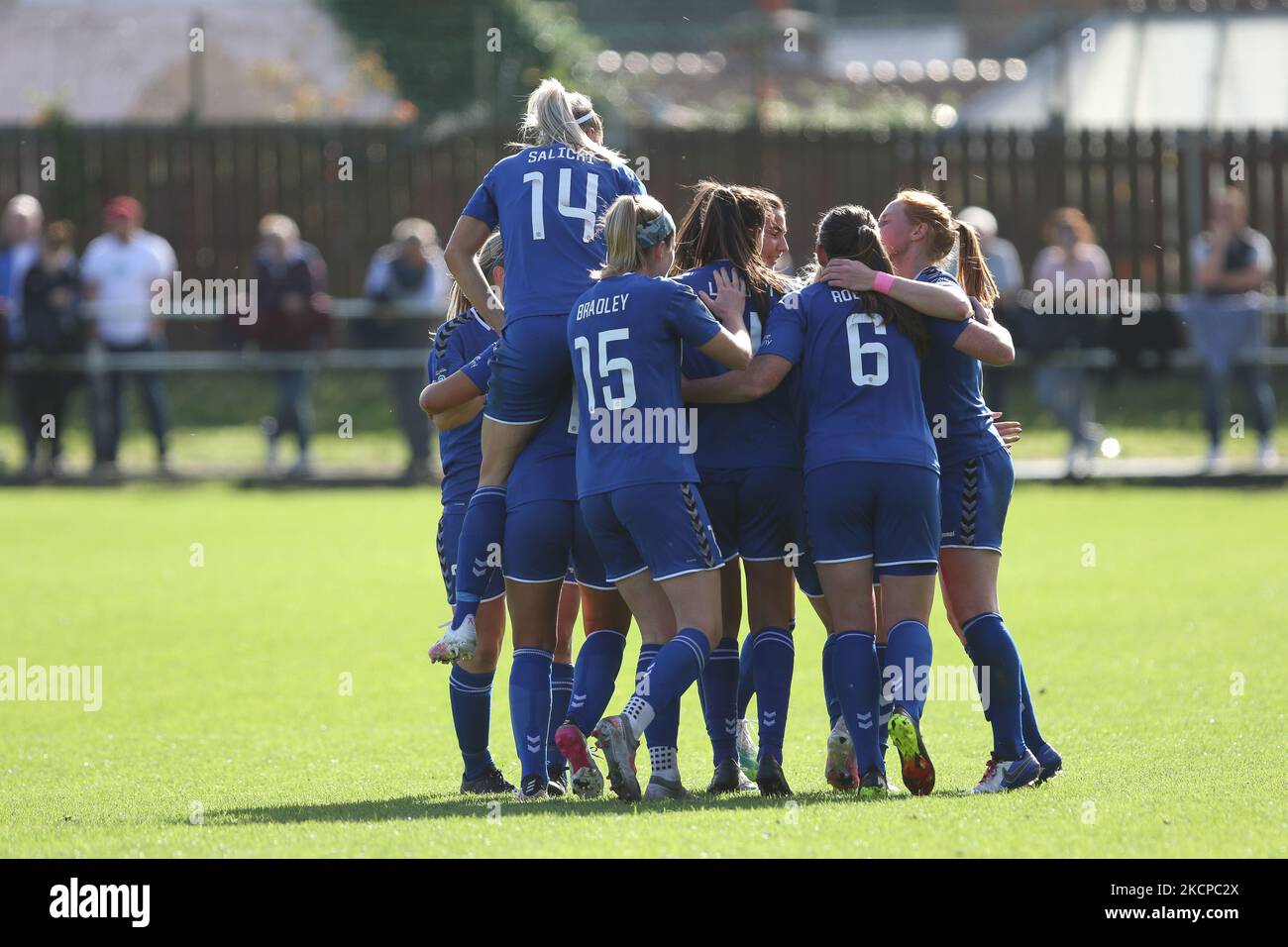 I Durham festeggiano dopo aver segnato la partita del campionato delle donne fa tra Sunderland e il Durham Women FC all'Eppleton CW, Hetton, domenica 10th ottobre 2021. (Foto di will Matthews/MI News/NurPhoto) Foto Stock