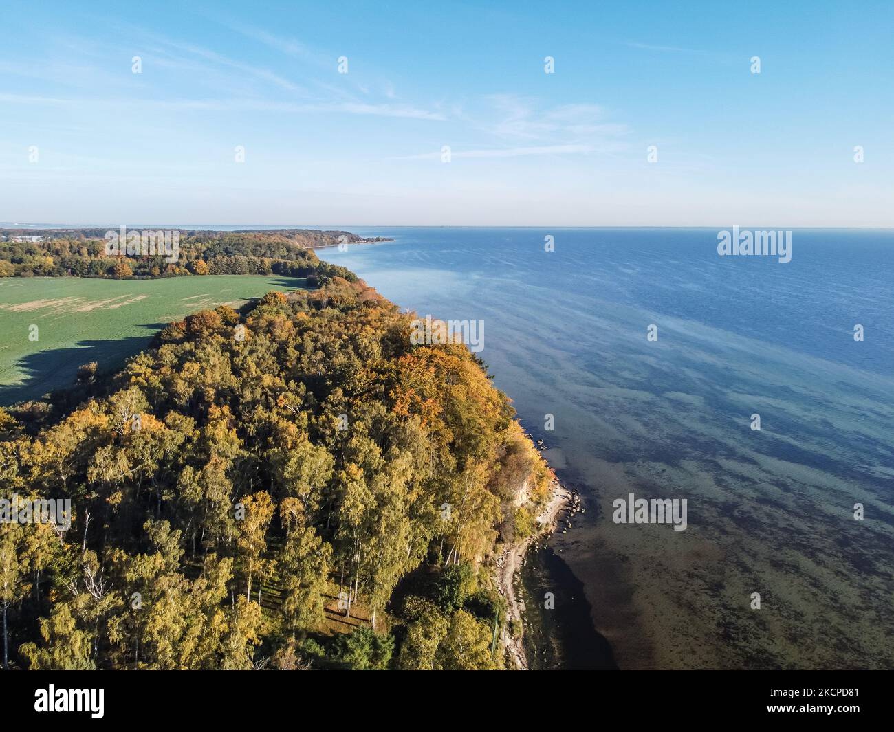 Veduta aerea della costa e della spiaggia del Golfo di Danzica (Mar Baltico) a Oslonino, Polonia, il 9 ottobre 2021 (Foto di Michal Fludra/NurPhoto) Foto Stock