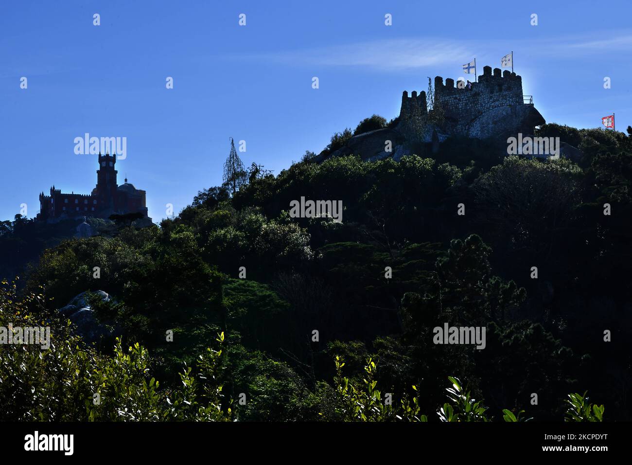 Vista generale del castello moresco e del Palácio da pena, situato a Sintra, Portogallo. Ottobre 11, 2021. Questo castello è considerato patrimonio dell'umanità dall'UNESCO per il suo complesso architettonico e il paesaggio circostante. Si trova in cima alla catena montuosa di Sintra, in una zona estremamente irregolare, ed è stato costruito dai musulmani nel 8th ° secolo. Le mura furono conquistate da D. Afonso Henriques quando fondò il Portogallo nel 1147. (Foto di Jorge Mantilla/NurPhoto) Foto Stock