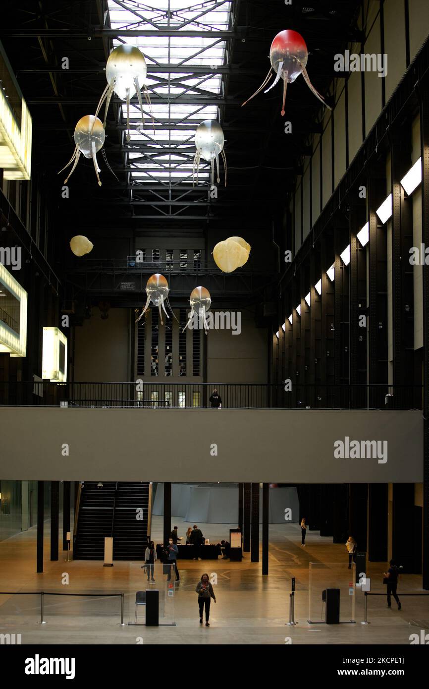 Aerobi riempiti di elio e a rotore che formano l'artista Anicka Yi 'in Love with the World' che galleggia intorno alla sala turbine della galleria d'arte moderna Tate alla presentazione dell'opera, l'ultima della serie della Commissione Hyundai, a Londra, in Inghilterra, il 11 ottobre 2021. Le macchine galleggianti hanno lo scopo di "spingere gli spettatori a pensare a nuovi modi in cui le macchine potrebbero abitare nel mondo", e formano la sesta Commissione Hyundai di opere annuali create da artisti appositamente per la sala turbine. L'installazione verrà eseguita fino al 16 gennaio del prossimo anno. (Foto di David Cliff/NurPhoto) Foto Stock