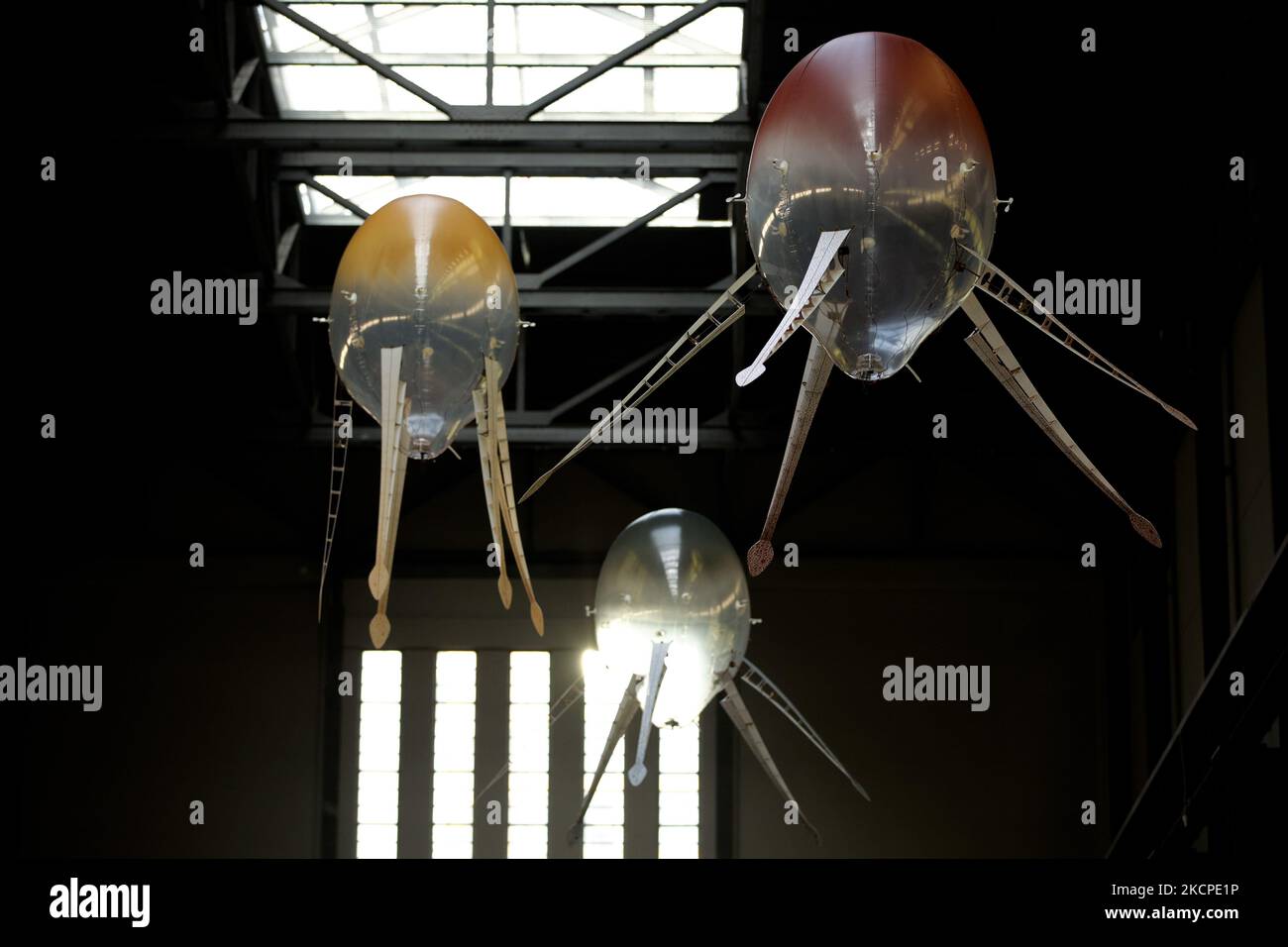 Aerobi riempiti di elio e a rotore che formano l'artista Anicka Yi 'in Love with the World' che galleggia intorno alla sala turbine della galleria d'arte moderna Tate alla presentazione dell'opera, l'ultima della serie della Commissione Hyundai, a Londra, in Inghilterra, il 11 ottobre 2021. Le macchine galleggianti hanno lo scopo di "spingere gli spettatori a pensare a nuovi modi in cui le macchine potrebbero abitare nel mondo", e formano la sesta Commissione Hyundai di opere annuali create da artisti appositamente per la sala turbine. L'installazione verrà eseguita fino al 16 gennaio del prossimo anno. (Foto di David Cliff/NurPhoto) Foto Stock