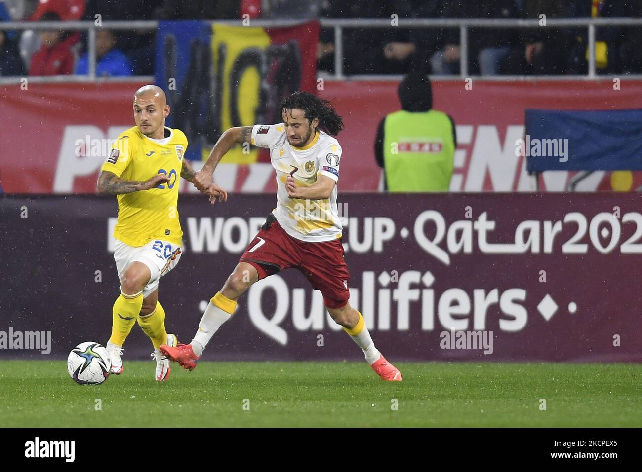 Ionut Mitrita e Khoren Bayramyan durante la Coppa del mondo FIFA Qatar 2022 qualificazione Gruppo J partita di calcio tra Romania e Armenia a Bucarest, Romania, il 11 ottobre 2021. (Foto di Alex Nicodim/NurPhoto) Foto Stock