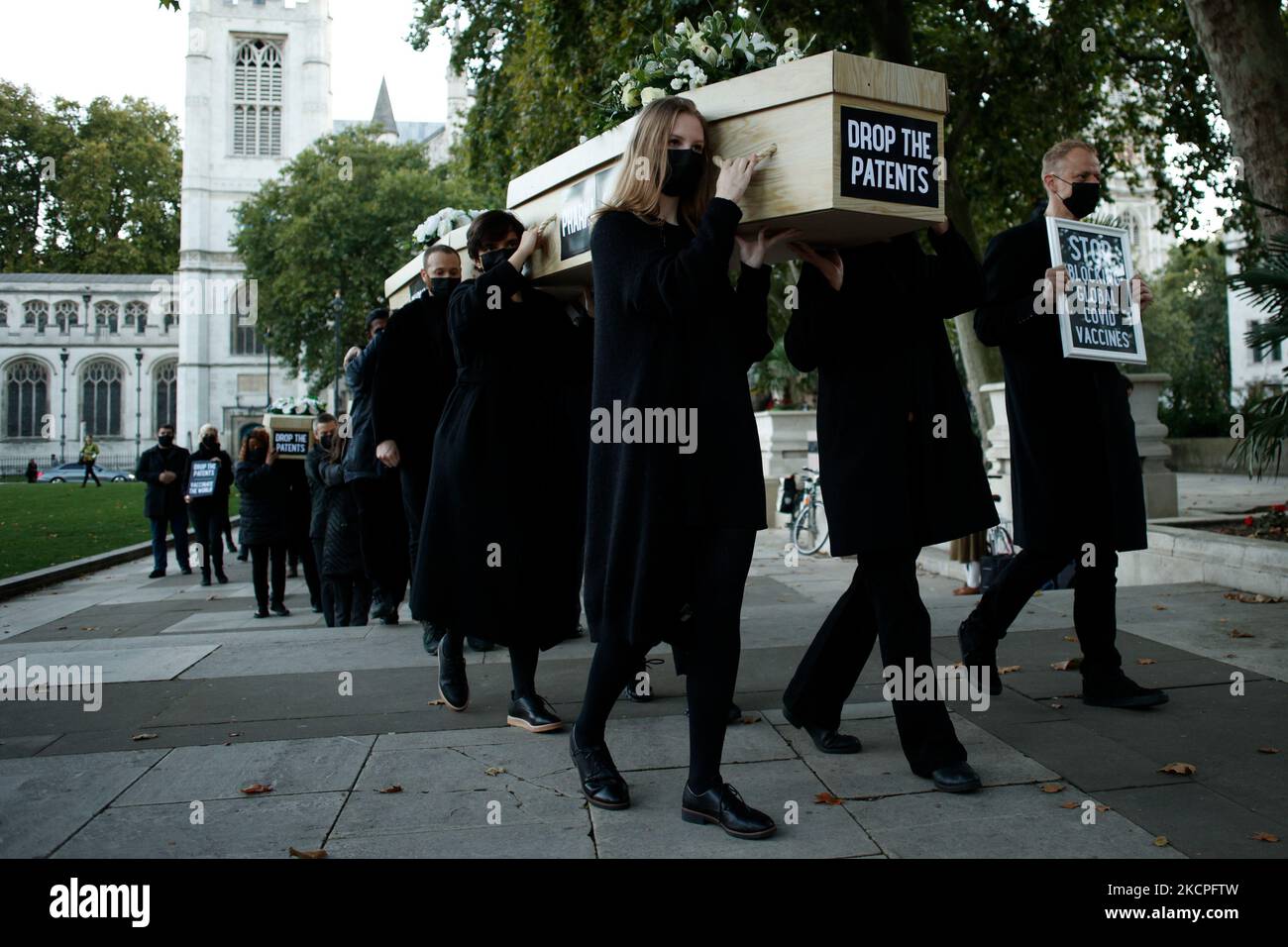 I membri del gruppo attivista Global Justice Adesso che si batte per le aziende farmaceutiche per sospendere i brevetti sui vaccini covid-19 trasportano bare fittizie su una "marcia funeraria" da Parliament Square a Downing Street a Londra, Inghilterra, il 12 ottobre 2021. La giustizia globale ora ha citato il Regno Unito per le critiche per essersi opposto alle proposte di sospensione dei brevetti del 19 presso l’Organizzazione mondiale del commercio. La sospensione dei brevetti contenderebbe "permettere al mondo di accelerare la produzione” di vaccini covid-19 e di evitare uno stato di "apartheid vaccino” che si sviluppa tra paesi ricchi e poveri. (Foto di David Cliff Foto Stock