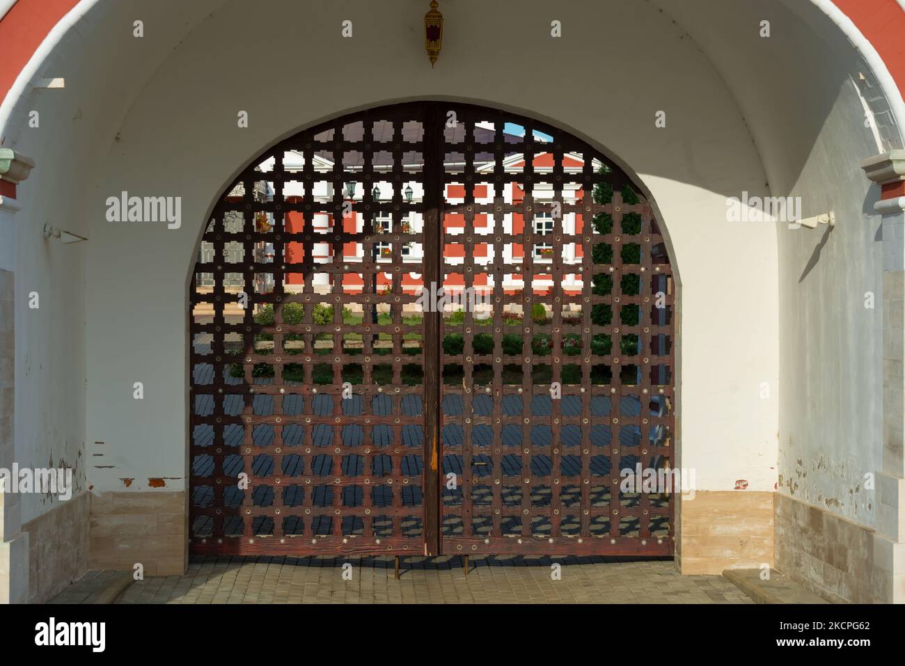 Portale sotto la porta Chiesa della Trasfigurazione nel monastero Nikolo-Peshnoshsky Foto Stock