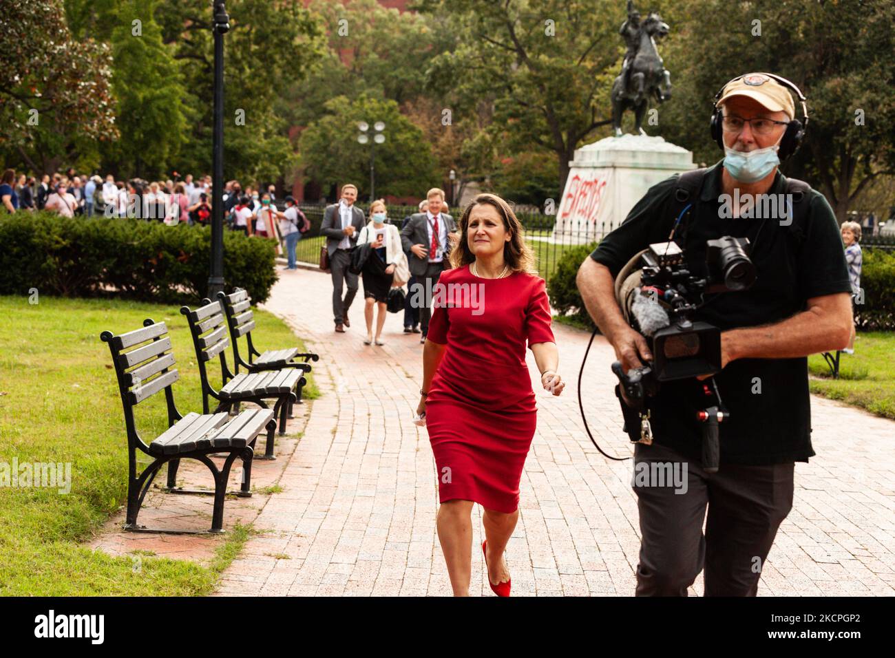 Il ministro delle Finanze canadese, Chrystia Freeland, sorda mentre fugge da una conferenza stampa alla Casa Bianca durante una protesta dei leader indigeni contro Enbridge e il gasdotto Line 3. Se ne andò subito quando gli fu chiesto di parlare della protesta e di Enbridge. Attivisti nativi americani il continuo uso di combustibili fossili in generale, e la linea 3 in particolare. (Foto di Allison Bailey/NurPhoto) Foto Stock