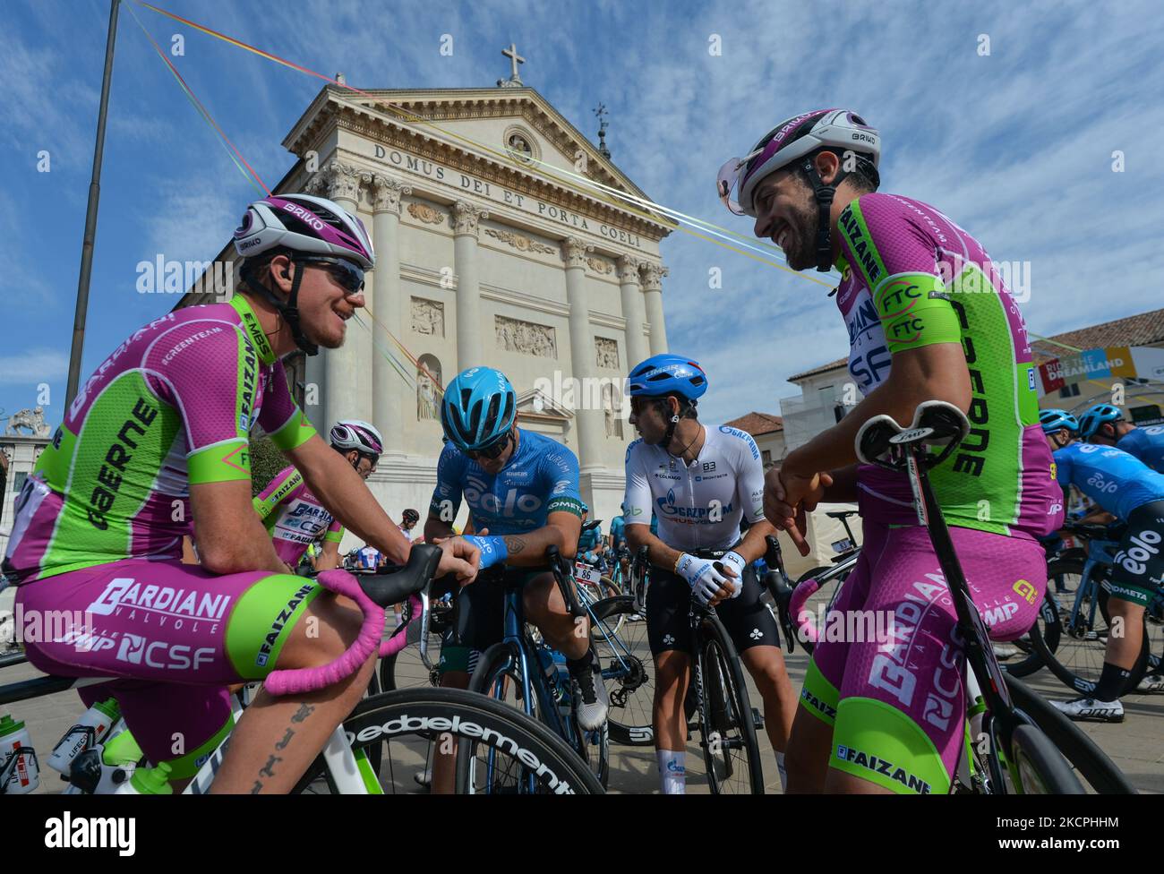 I piloti in attesa dell'inizio della nuova edizione del giro del Veneto, la classica gara ciclistica italiana 168,8km da Cittadella a Padova, che si tiene in Veneto. Mercoledì 13 ottobre 2021 a Padova, Veneto, Italia. (Foto di Artur Widak/NurPhoto) Foto Stock