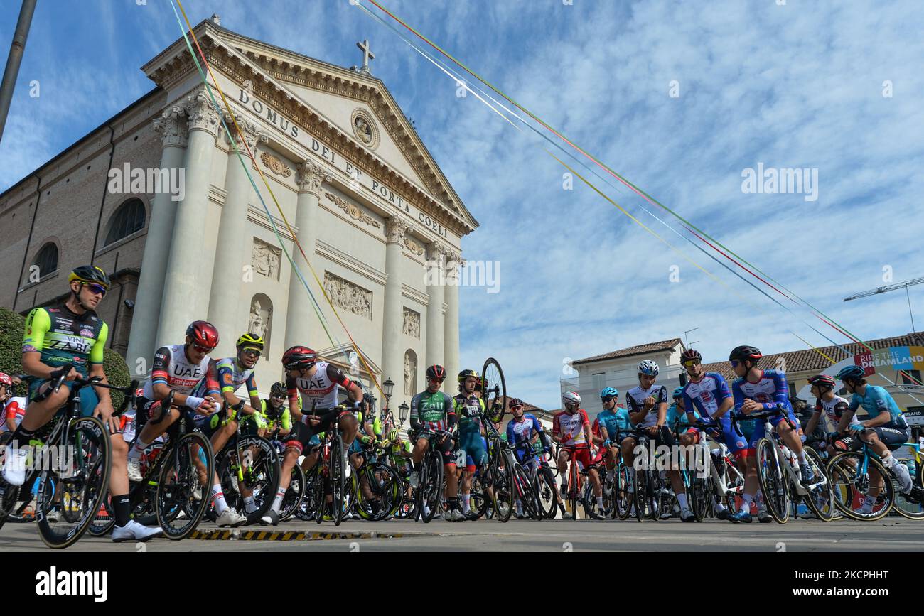 I piloti in attesa dell'inizio della nuova edizione del giro del Veneto, la classica gara ciclistica italiana 168,8km da Cittadella a Padova, che si tiene in Veneto. Mercoledì 13 ottobre 2021 a Padova, Veneto, Italia. (Foto di Artur Widak/NurPhoto) Foto Stock