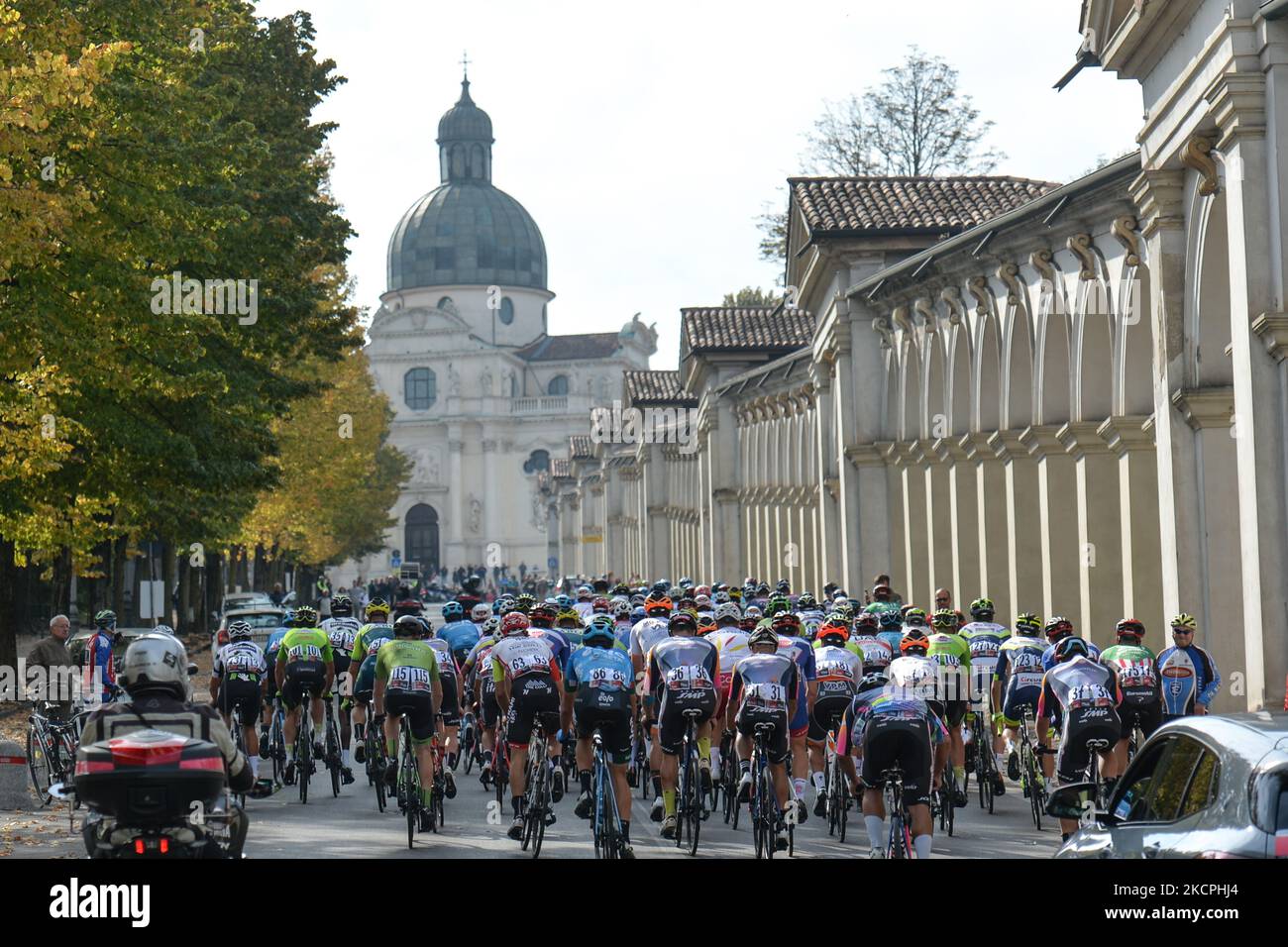 I piloti salgono in cima alla collina con la Chiesa di Santa Maria del Monte Berico in occasione della nuova edizione del giro del Veneto, la classica gara ciclistica italiana 168,8km da Cittadella a Padova, che si tiene in Veneto. Mercoledì 13 ottobre 2021 a Padova, Veneto, Italia. (Foto di Artur Widak/NurPhoto) Foto Stock