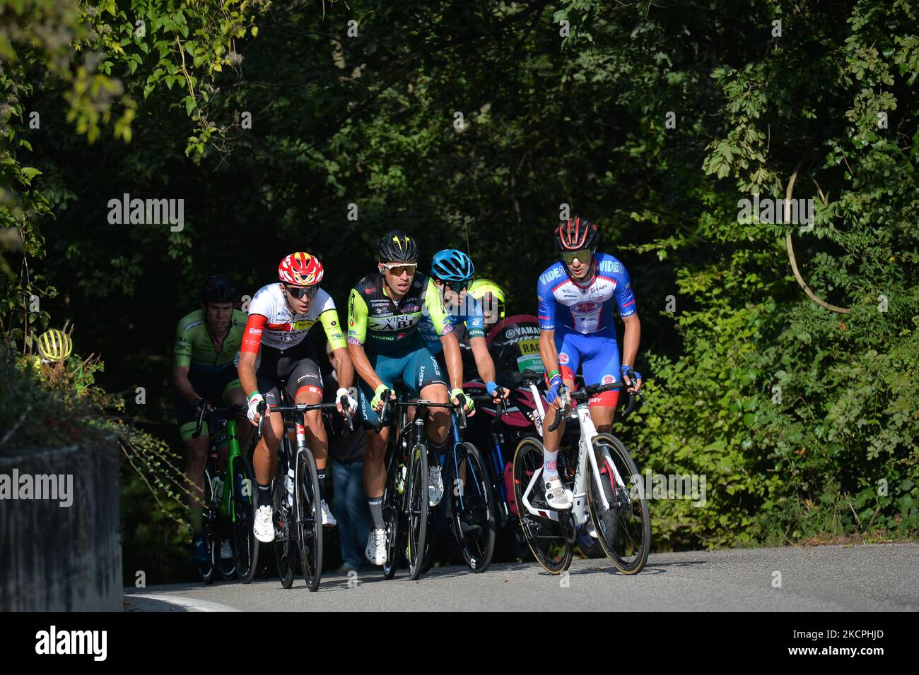 Giacomo Garavaglia (R) e IL SERVIZIO DI LAVORO IL team MARCHIOL guida la disgregazione di otto uomini durante la nuova edizione del giro del Veneto, la classica corsa ciclistica italiana 168,8km da Cittadella a Padova, che si tiene in Veneto. Mercoledì 13 ottobre 2021 a Padova, Veneto, Italia. (Foto di Artur Widak/NurPhoto) Foto Stock