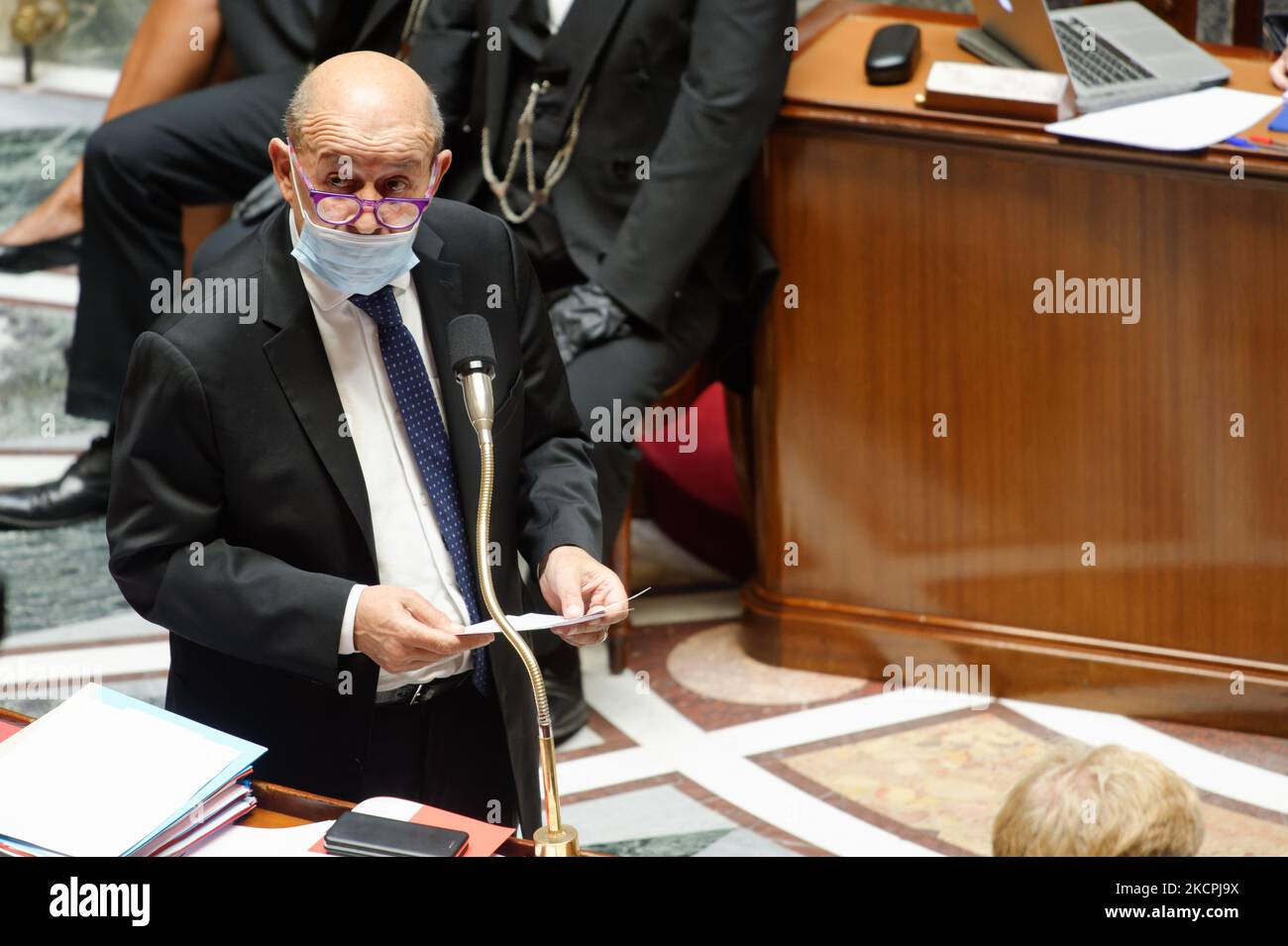 Il Ministro degli Esteri francese Jean-Yves le Drian interviene alla sessione di interrogazioni al governo in occasione dell'Assemblea nazionale francese - 12 ottobre 2021, Parigi (Foto di Daniel Pier/NurPhoto) Foto Stock