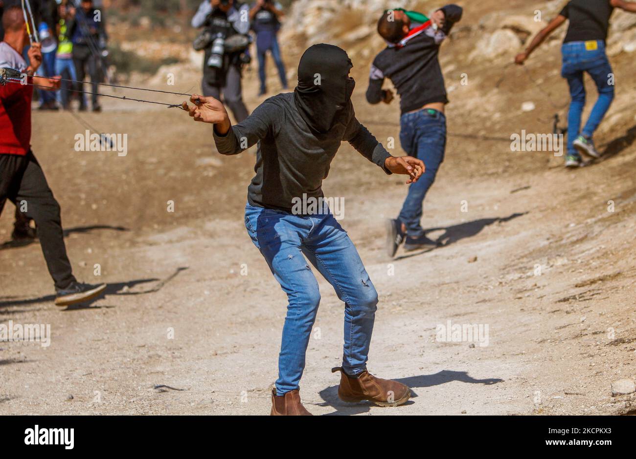 Nablus, Palestina. 04th Nov 2022. Un manifestante palestinese lancia pietre contro i soldati israeliani durante la manifestazione contro gli insediamenti israeliani nel villaggio di Beit Dajan, vicino alla città di Nablus in Cisgiordania. (Foto di Nasser Ishtayeh/SOPA Images/Sipa USA) Credit: Sipa USA/Alamy Live News Foto Stock