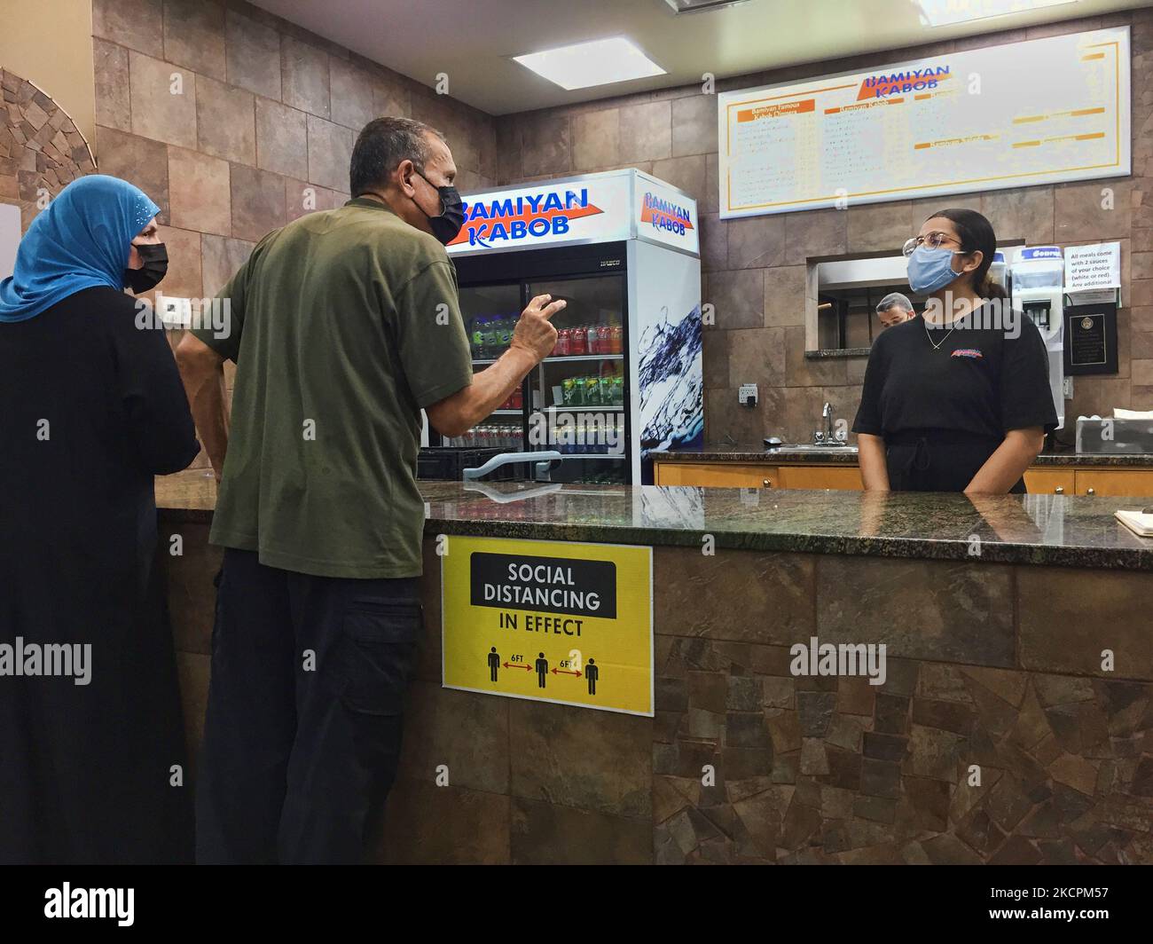 I patroni ordinano il cibo in un ristorante durante la pandemia del nuovo coronavirus (COVID-19) a Toronto, Ontario, Canada il 14 ottobre 2021. Tutti i residenti dell'Ontario che hanno almeno 12 anni sono già tenuti a mostrare una prova di vaccinazione (sotto forma di certificati di vaccino COVID-19) per cenare in ristoranti, nonché visitare palestre, cinema e altri ambienti interni ad alto rischio, tra cui luoghi per eventi sportivi e concerti. I membri del pubblico sono attualmente tenuti a mostrare una copia digitale o cartacea della loro ricevuta del vaccino COVID-19 per dimostrare che sono stati vaccinati completamente, con un vaccino con codice QR migliorato Foto Stock