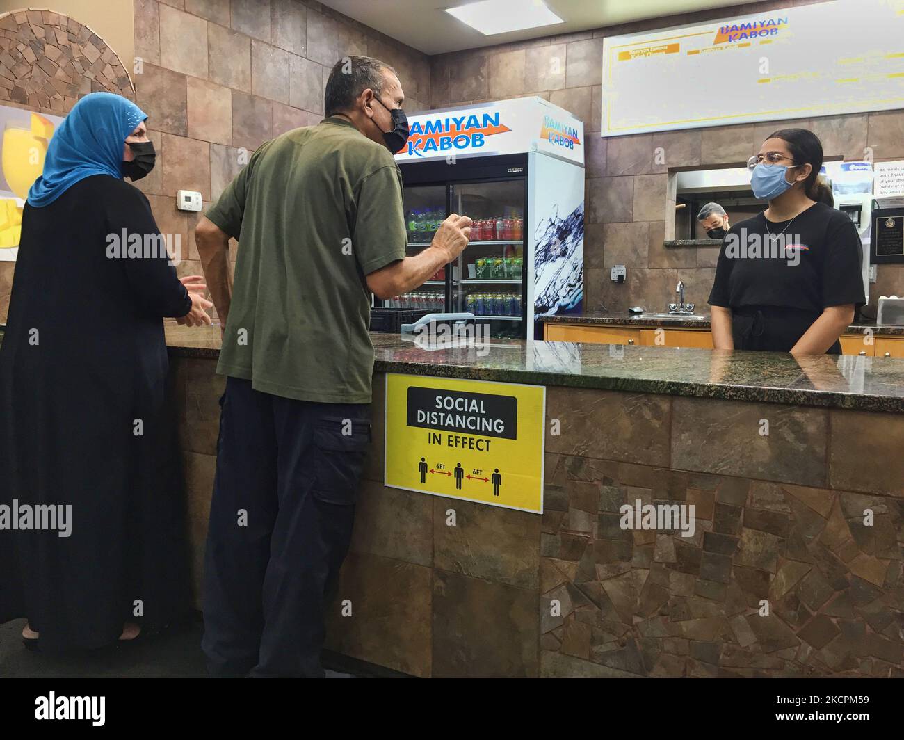 I patroni ordinano il cibo in un ristorante durante la pandemia del nuovo coronavirus (COVID-19) a Toronto, Ontario, Canada il 14 ottobre 2021. Tutti i residenti dell'Ontario che hanno almeno 12 anni sono già tenuti a mostrare una prova di vaccinazione (sotto forma di certificati di vaccino COVID-19) per cenare in ristoranti, nonché visitare palestre, cinema e altri ambienti interni ad alto rischio, tra cui luoghi per eventi sportivi e concerti. I membri del pubblico sono attualmente tenuti a mostrare una copia digitale o cartacea della loro ricevuta del vaccino COVID-19 per dimostrare che sono stati vaccinati completamente, con un vaccino con codice QR migliorato Foto Stock