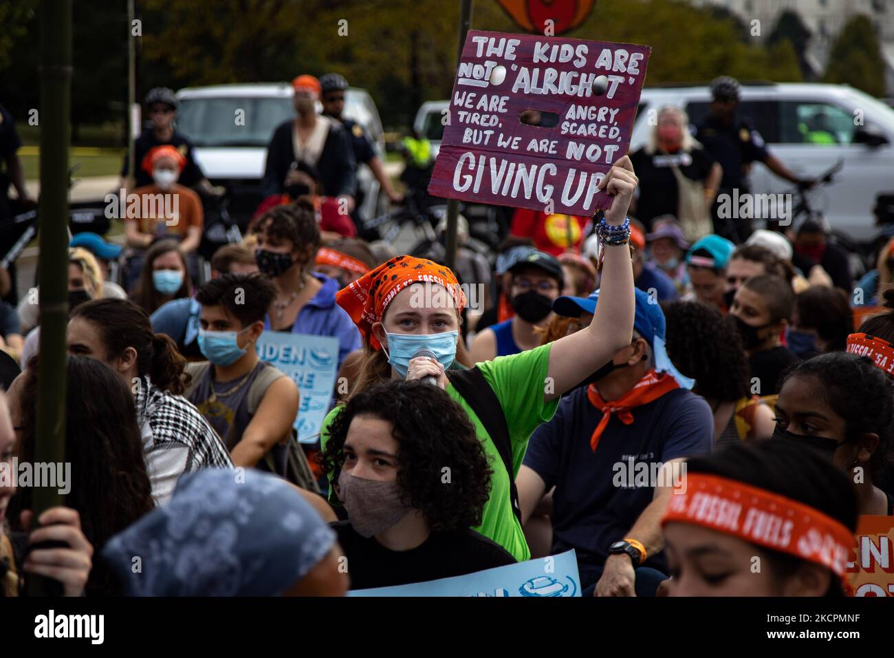 Gli attivisti ambientali marciano al Campidoglio degli Stati Uniti il 15 ottobre 2021 l'ultimo giorno di una settimana di azioni di protesta per attirare l'attenzione sul cambiamento climatico (Foto di Bryan Olin Dozier/NurPhoto) Foto Stock