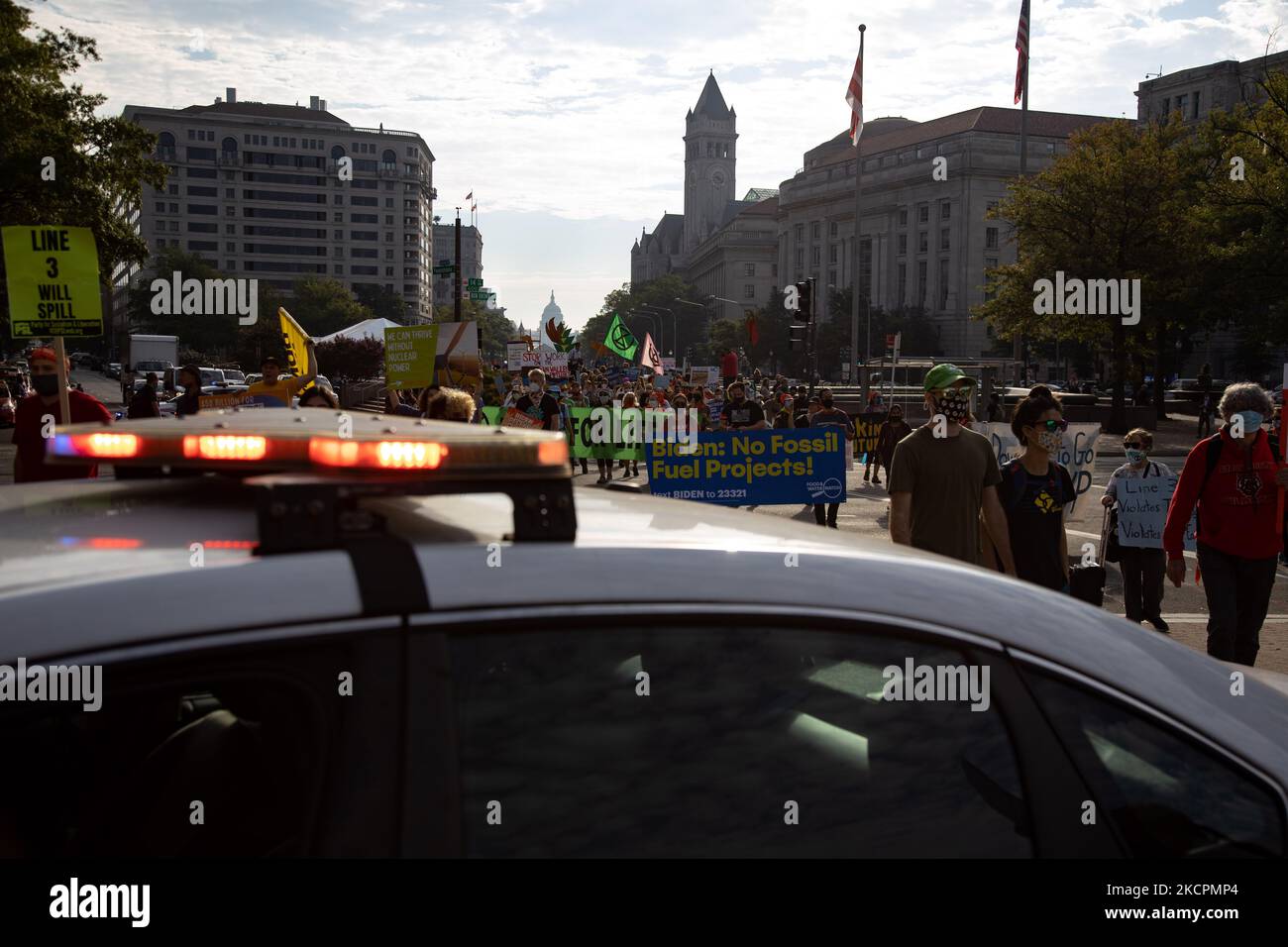 Gli attivisti ambientali marciano al Campidoglio degli Stati Uniti il 15 ottobre 2021 l'ultimo giorno di una settimana di azioni di protesta per attirare l'attenzione sul cambiamento climatico (Foto di Bryan Olin Dozier/NurPhoto) Foto Stock