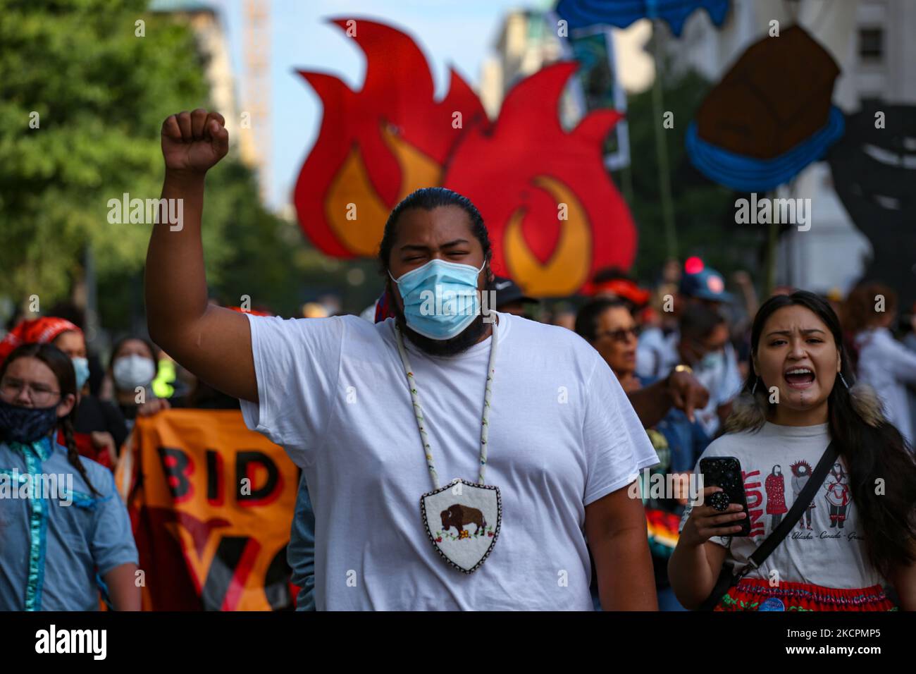 Gli attivisti ambientali marciano al Campidoglio degli Stati Uniti il 15 ottobre 2021 l'ultimo giorno di una settimana di azioni di protesta per attirare l'attenzione sul cambiamento climatico (Foto di Bryan Olin Dozier/NurPhoto) Foto Stock