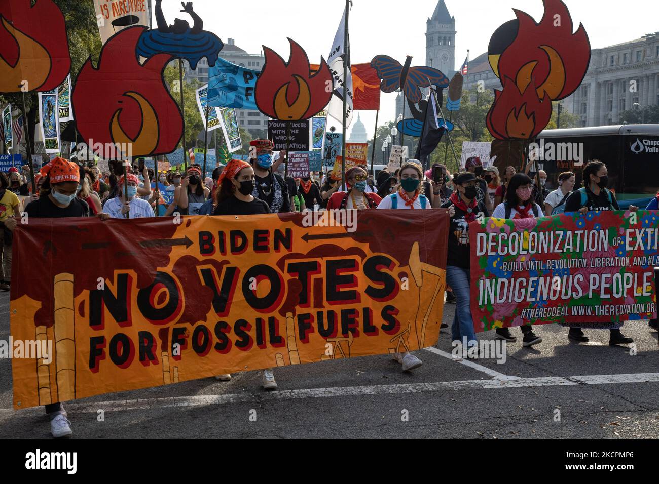 Gli attivisti ambientali marciano al Campidoglio degli Stati Uniti il 15 ottobre 2021 l'ultimo giorno di una settimana di azioni di protesta per attirare l'attenzione sul cambiamento climatico (Foto di Bryan Olin Dozier/NurPhoto) Foto Stock