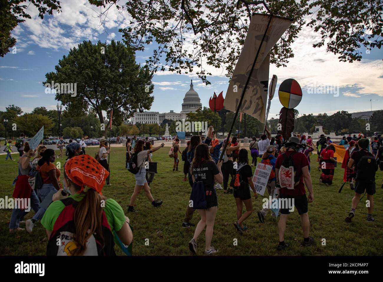 Gli attivisti ambientali marciano al Campidoglio degli Stati Uniti il 15 ottobre 2021 l'ultimo giorno di una settimana di azioni di protesta per attirare l'attenzione sul cambiamento climatico (Foto di Bryan Olin Dozier/NurPhoto) Foto Stock