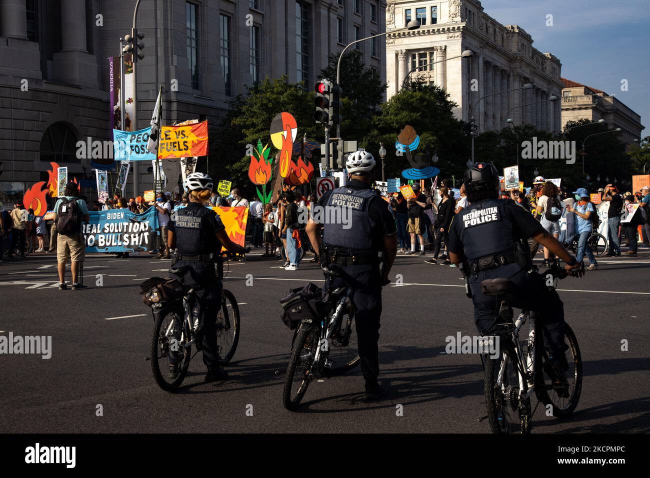 Gli attivisti ambientali marciano al Campidoglio degli Stati Uniti il 15 ottobre 2021 l'ultimo giorno di una settimana di azioni di protesta per attirare l'attenzione sul cambiamento climatico (Foto di Bryan Olin Dozier/NurPhoto) Foto Stock