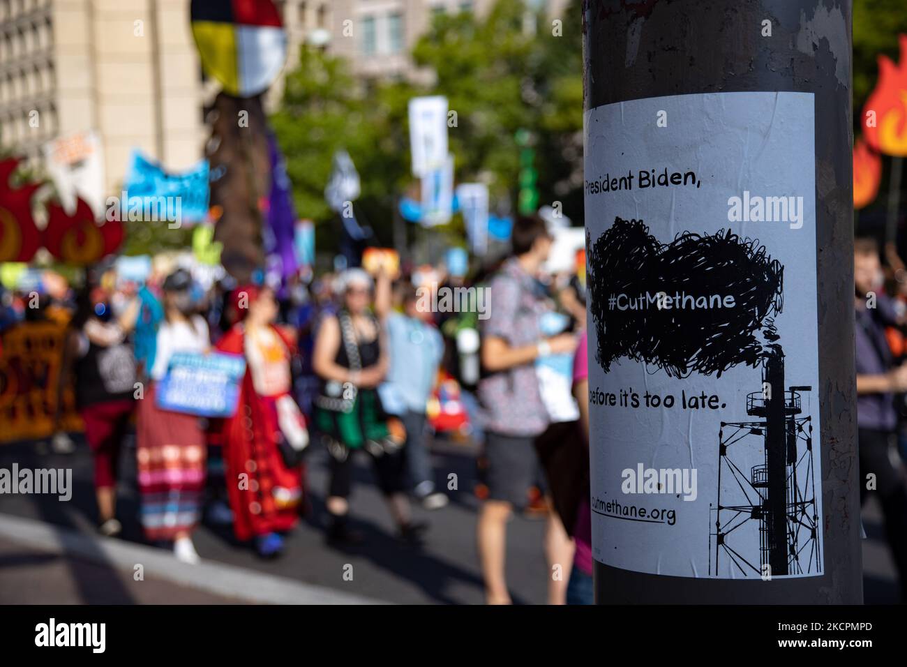 Gli attivisti ambientali marciano al Campidoglio degli Stati Uniti il 15 ottobre 2021 l'ultimo giorno di una settimana di azioni di protesta per attirare l'attenzione sul cambiamento climatico (Foto di Bryan Olin Dozier/NurPhoto) Foto Stock