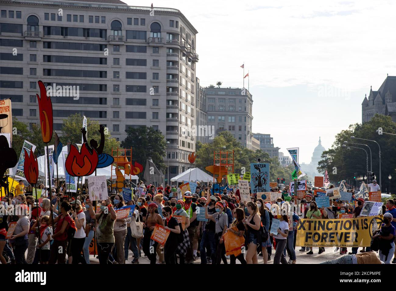 Gli attivisti ambientali marciano al Campidoglio degli Stati Uniti il 15 ottobre 2021 l'ultimo giorno di una settimana di azioni di protesta per attirare l'attenzione sul cambiamento climatico (Foto di Bryan Olin Dozier/NurPhoto) Foto Stock