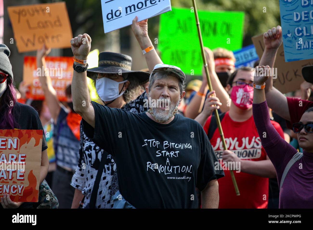 Gli attivisti ambientali marciano al Campidoglio degli Stati Uniti il 15 ottobre 2021 l'ultimo giorno di una settimana di azioni di protesta per attirare l'attenzione sul cambiamento climatico (Foto di Bryan Olin Dozier/NurPhoto) Foto Stock