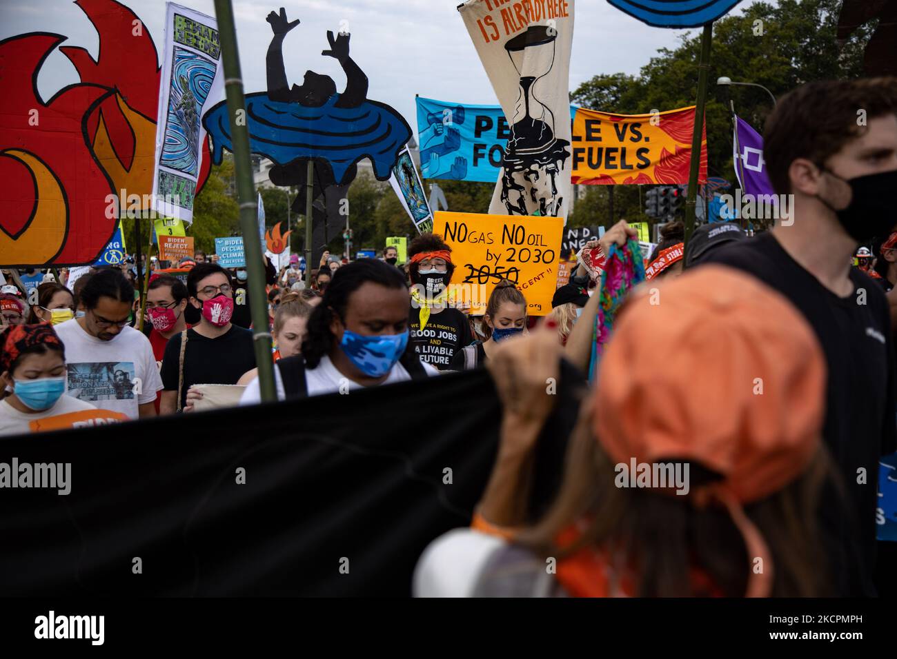 Gli attivisti ambientali marciano al Campidoglio degli Stati Uniti il 15 ottobre 2021 l'ultimo giorno di una settimana di azioni di protesta per attirare l'attenzione sul cambiamento climatico (Foto di Bryan Olin Dozier/NurPhoto) Foto Stock