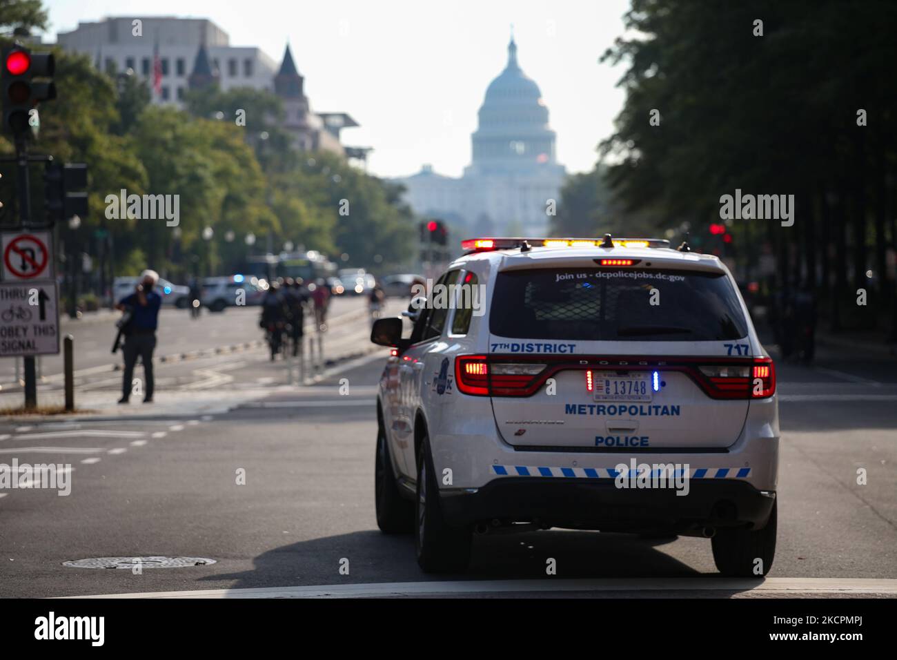 Polizia pattuglia Pennsylvania Avenue come attivisti ambientali marzo al Campidoglio degli Stati Uniti il 15 ottobre 2021 l'ultimo giorno di una settimana di azioni di protesta per portare l'attenzione al cambiamento climatico (Foto di Bryan Olin Dozier/NurPhoto) Foto Stock