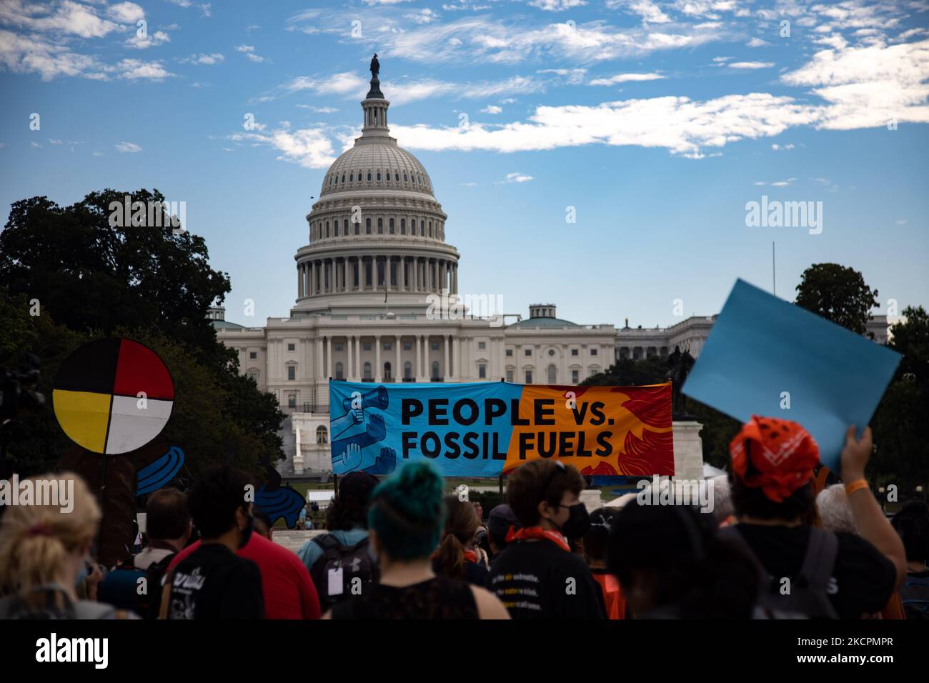 Gli attivisti ambientali marciano al Campidoglio degli Stati Uniti il 15 ottobre 2021 l'ultimo giorno di una settimana di azioni di protesta per attirare l'attenzione sul cambiamento climatico (Foto di Bryan Olin Dozier/NurPhoto) Foto Stock