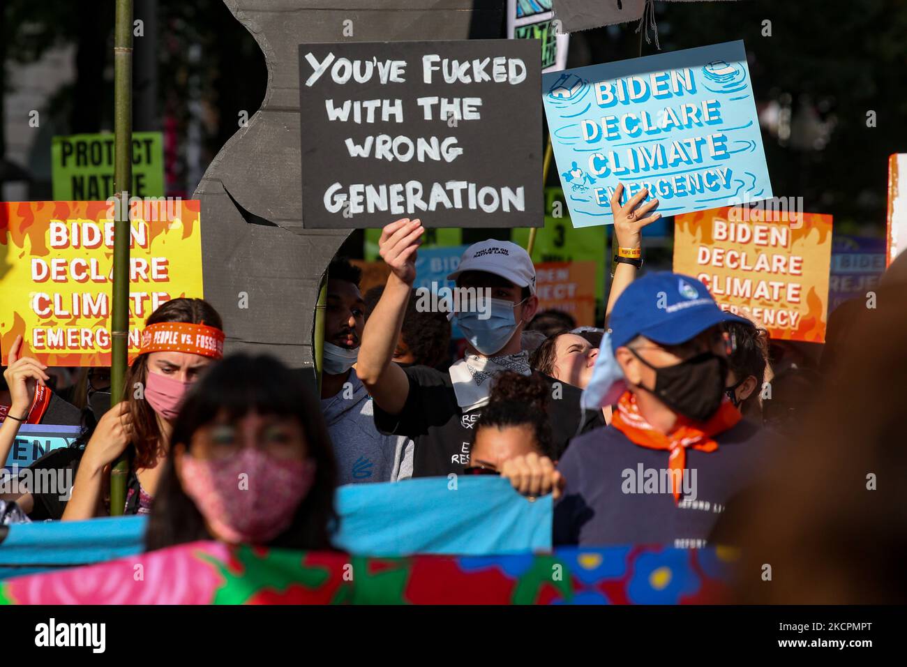 Gli attivisti ambientali marciano al Campidoglio degli Stati Uniti il 15 ottobre 2021 l'ultimo giorno di una settimana di azioni di protesta per attirare l'attenzione sul cambiamento climatico (Foto di Bryan Olin Dozier/NurPhoto) Foto Stock