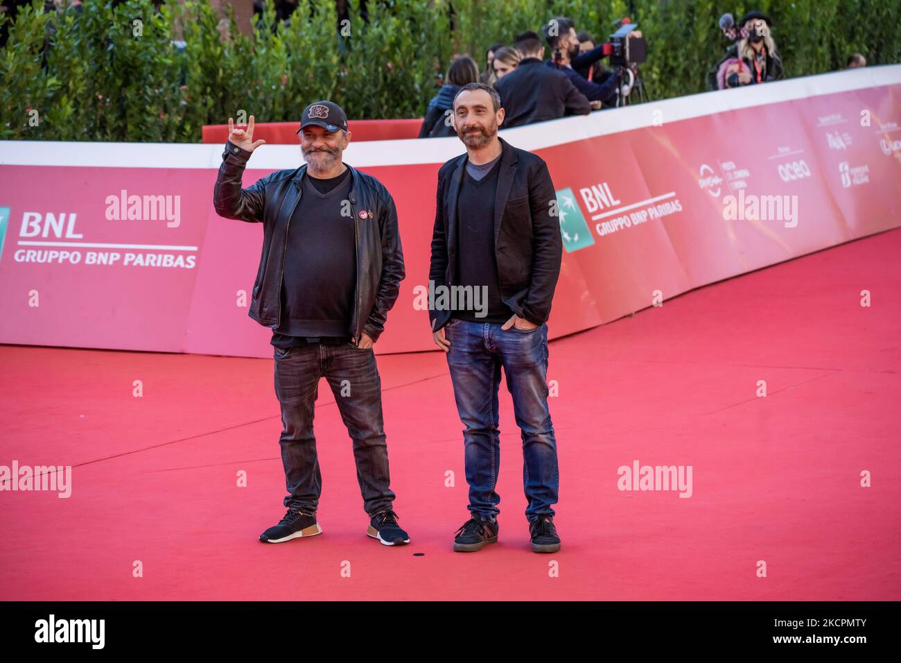 Marco Manetti e Antonio Manetti, alias Manetti Bros., partecipano al tappeto rosso Manetti Bros durante il 16th° Festival del Cinema di Roma 2021 il 15 ottobre 2021 a Roma, Italia. (Foto di Mauro Fagiani/NurPhoto) Foto Stock