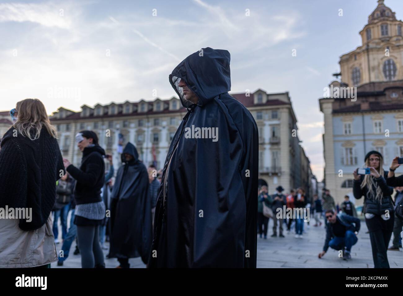 Flash MOB di NO vax manifestanti contro il vaccino e la sua inoculazione di fronte al Palazzo della Regione Piemonte nel centro di Torino. A partire dal 15 ottobre, tutti i lavoratori in Italia devono presentare il documento Green Pass, la prova di vaccinazione, o un test negativo sul Covid-19 per funzionare. (Foto di Mauro Ujetto/NurPhoto) Foto Stock