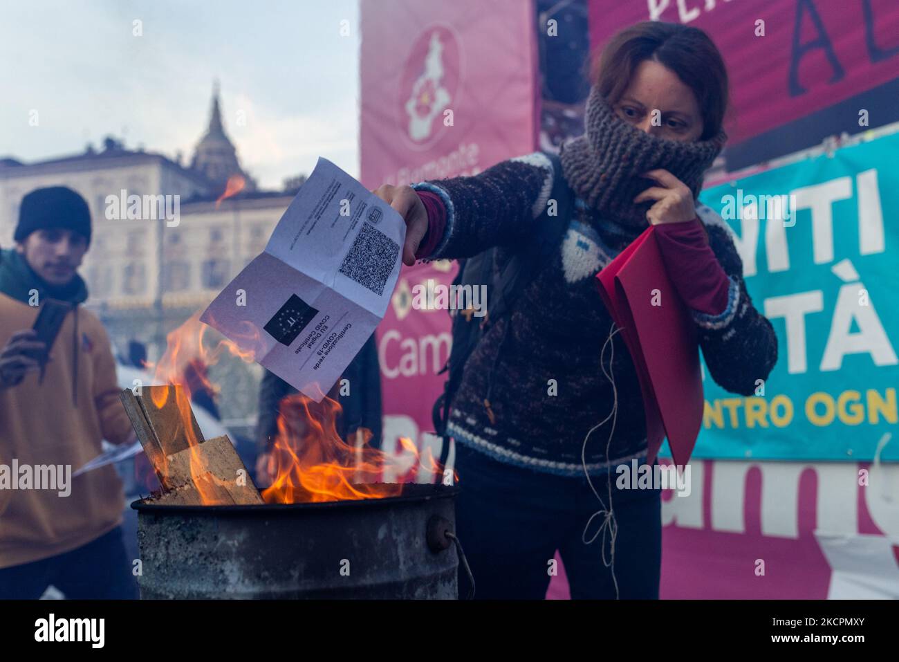 I manifestanti contro il pass verde bruciano facsimili recanti il simbolo della swastika sopra il codice a barre di fronte al Palazzo della Regione Piemonte nel centro di Torino. A partire dal 15 ottobre, tutti i lavoratori in Italia devono presentare il documento Green Pass, la prova di vaccinazione, o un test negativo sul Covid-19 per funzionare. (Foto di Mauro Ujetto/NurPhoto) Foto Stock