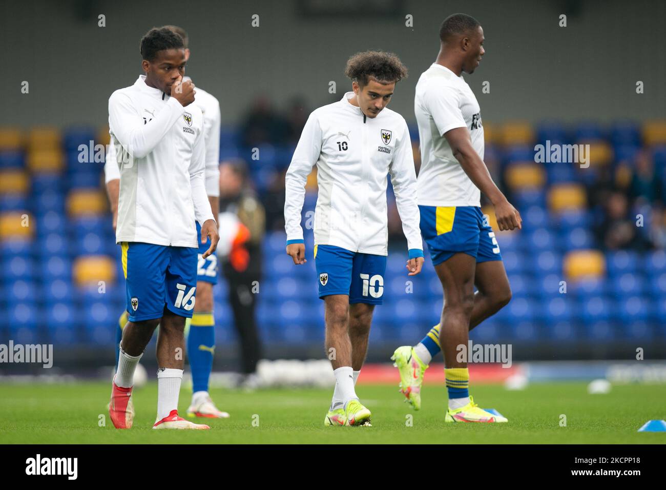 Ayoub Assal di AFC Wimbledon si scalda durante la partita della Sky Bet League 1 tra AFC Wimbledon e Sheffield mercoledì al Pought Lane Stadium, Londra, sabato 16th ottobre 2021. (Foto di Federico Maranesi/MI News/NurPhoto) Foto Stock