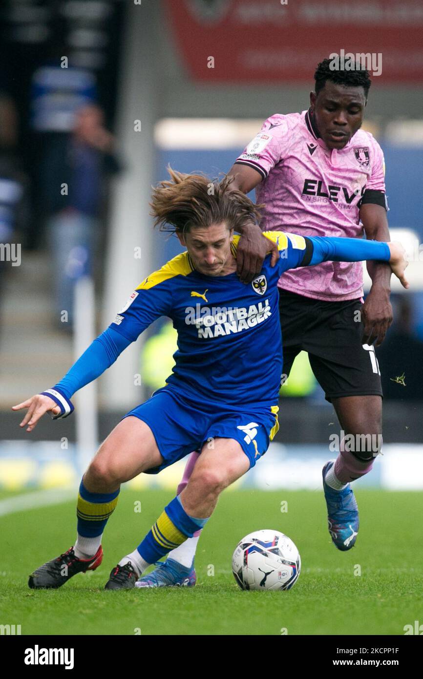 Alex Woodyard di AFC Wimbledon e Fisayo DELE-Bashiru di Sheffield Mercoledì battaglia per la palla durante la partita della Sky Bet League 1 tra AFC Wimbledon e Sheffield Mercoledì al Pought Lane Stadium, Londra Sabato 16th ottobre 2021. (Foto di Federico Maranesi/MI News/NurPhoto) Foto Stock