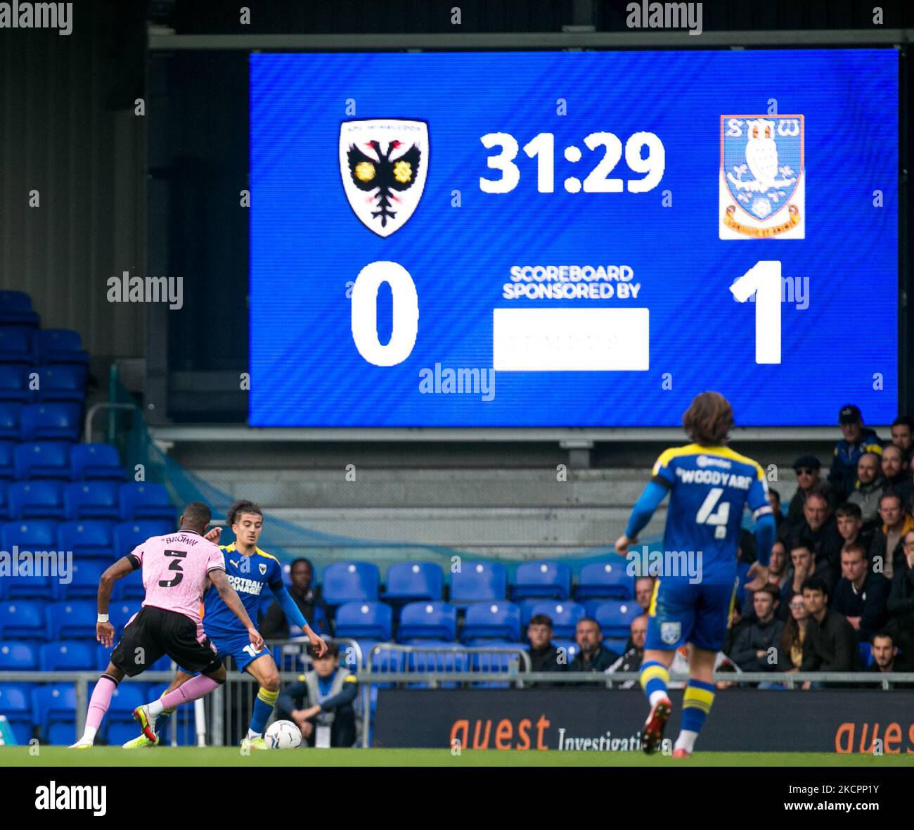 Ayoub Assal di AFC Wimbledon controlla la palla durante la partita della Sky Bet League 1 tra AFC Wimbledon e Sheffield Mercoledì al Pought Lane Stadium, Londra Sabato 16th ottobre 2021. (Foto di Federico Maranesi/MI News/NurPhoto) Foto Stock