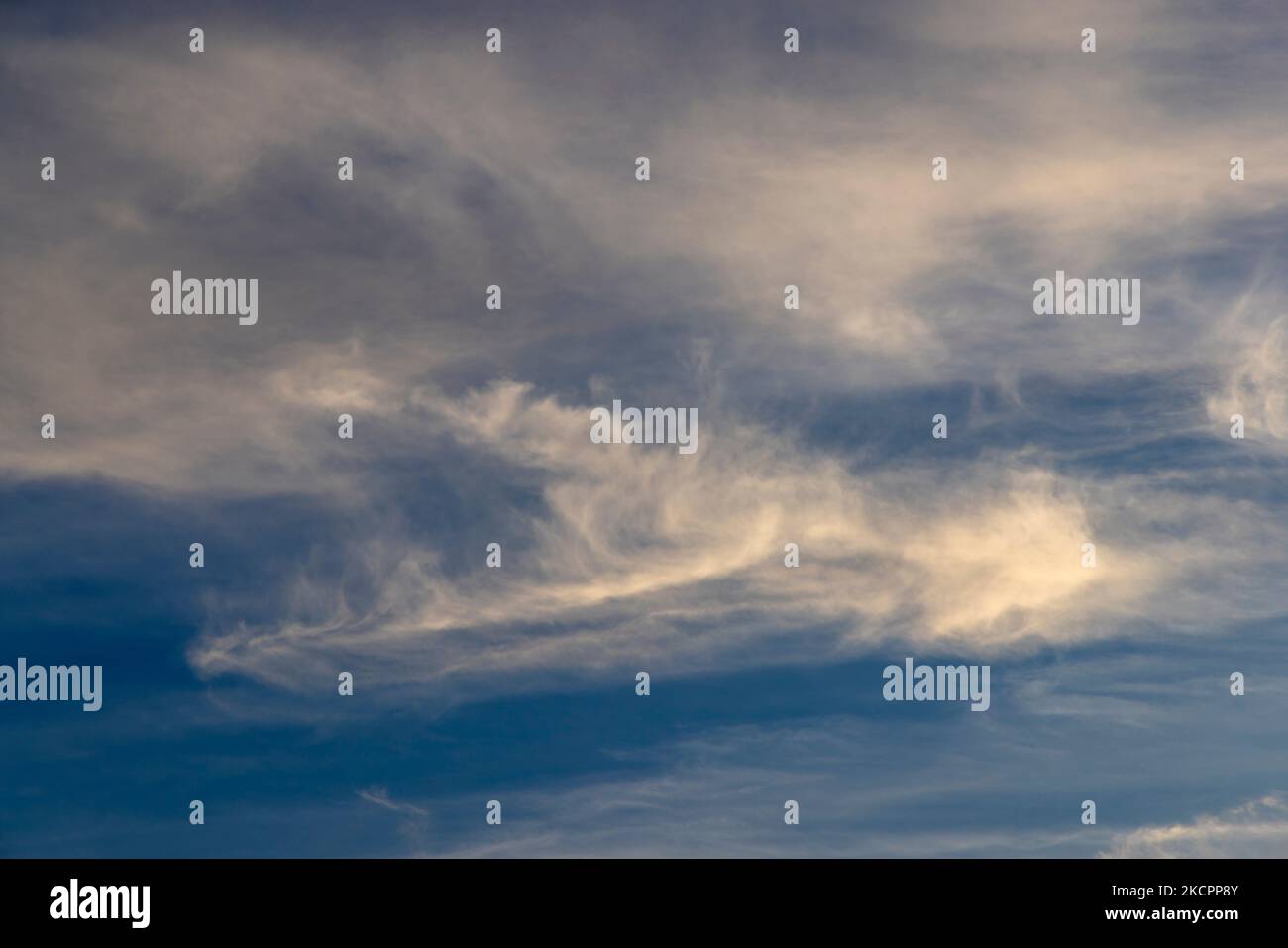 Cirrus nuvole contro un cielo blu Foto Stock