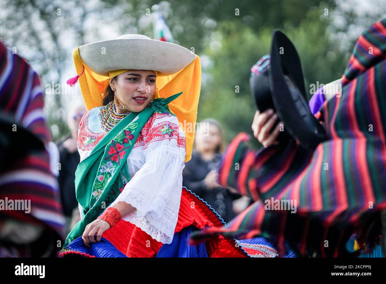 La gente celebra la "Giornata degli Indigenosi" al Nelson Mandela Parc di Amsterdam, Paesi Bassi, il 16 ottobre 2021. (Foto di Oscar Brak/NurPhoto) Foto Stock