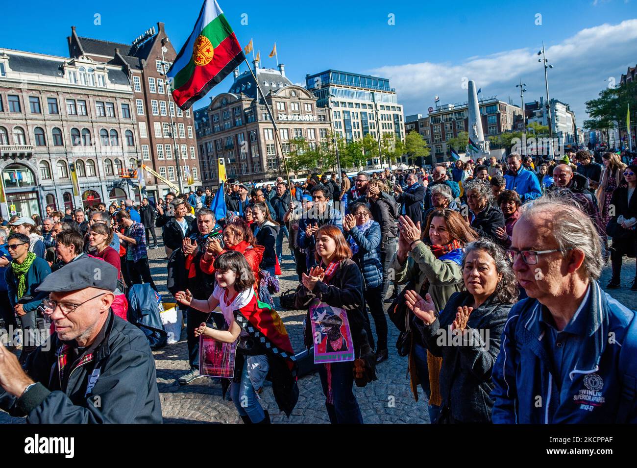 I cileni di altri paesi si battono dopo uno dei discorsi, durante la manifestazione del secondo anniversario dell'epidemia sociale cilena organizzata ad Amsterdam il 16th ottobre 2021. (Foto di Romy Arroyo Fernandez/NurPhoto) Foto Stock