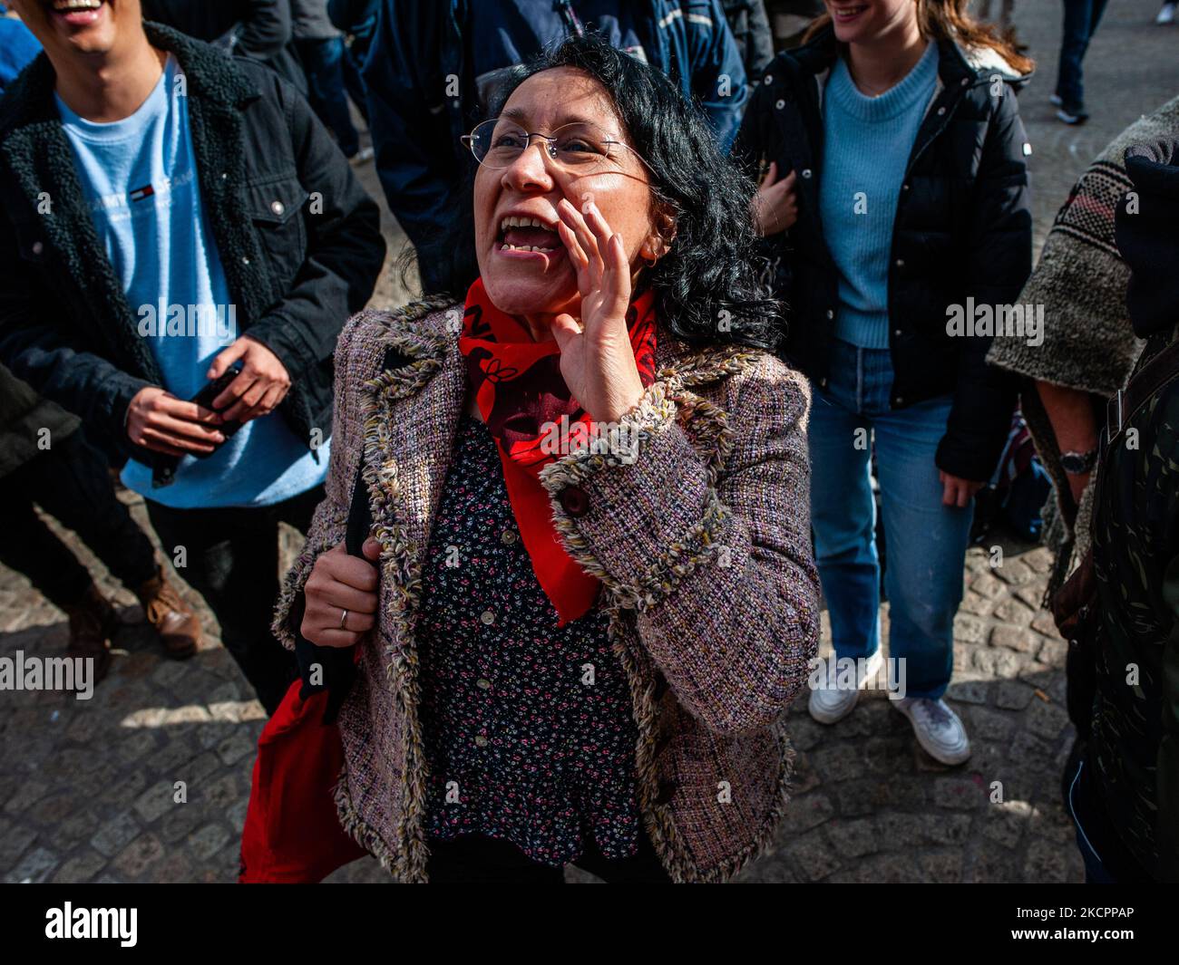 Una donna cilena grida slogan contro il Presidente del Cile, durante la manifestazione del secondo anniversario dell'epidemia sociale cilena organizzata ad Amsterdam il 16th ottobre 2021. (Foto di Romy Arroyo Fernandez/NurPhoto) Foto Stock