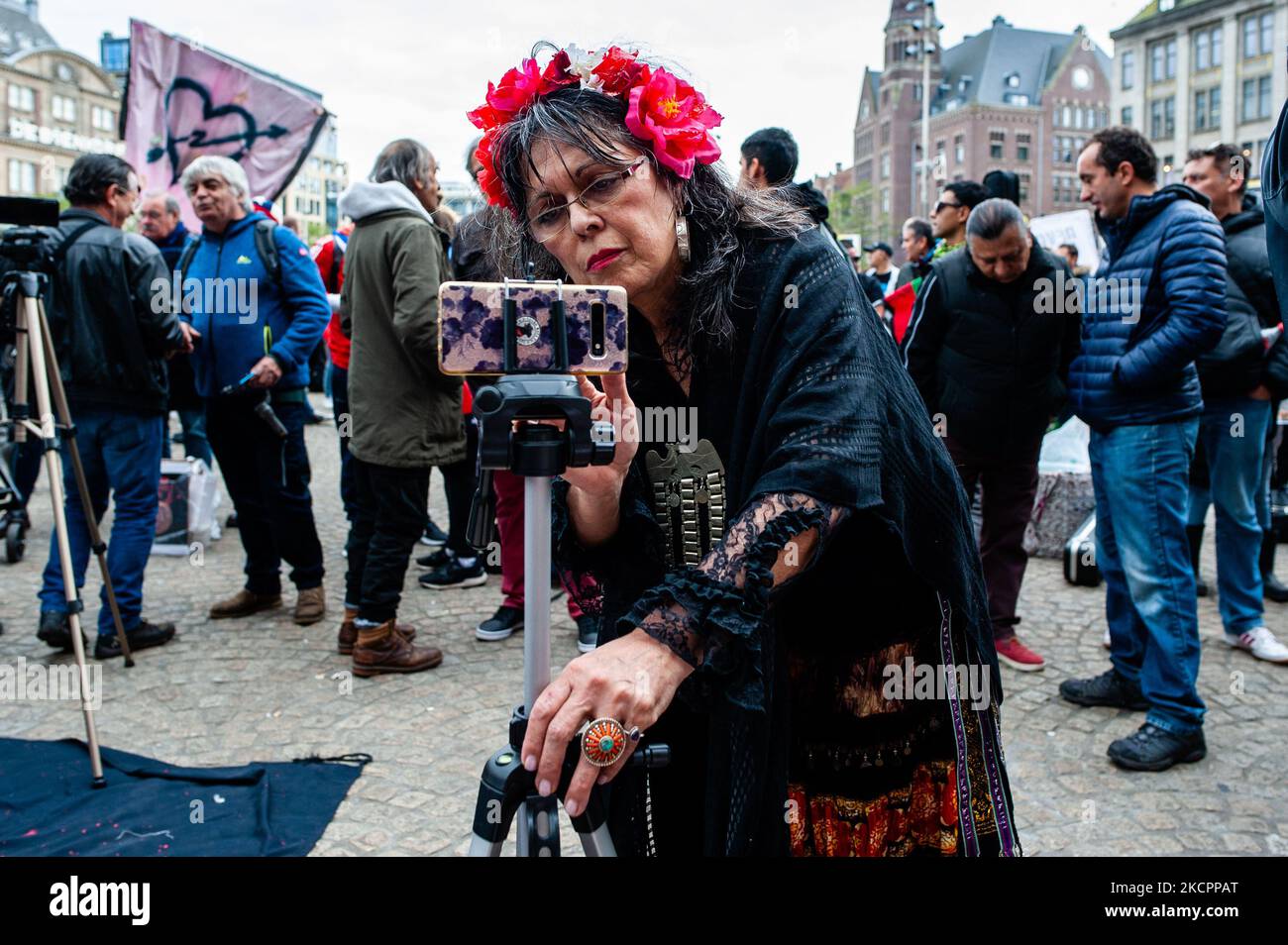 Una musicista femminile che indossa abiti tradizionali cileni sta allestendo un telefono cellulare per registrare la sua performance, durante la manifestazione del secondo anniversario della epidemia sociale cilena organizzata ad Amsterdam il 16th ottobre 2021. (Foto di Romy Arroyo Fernandez/NurPhoto) Foto Stock