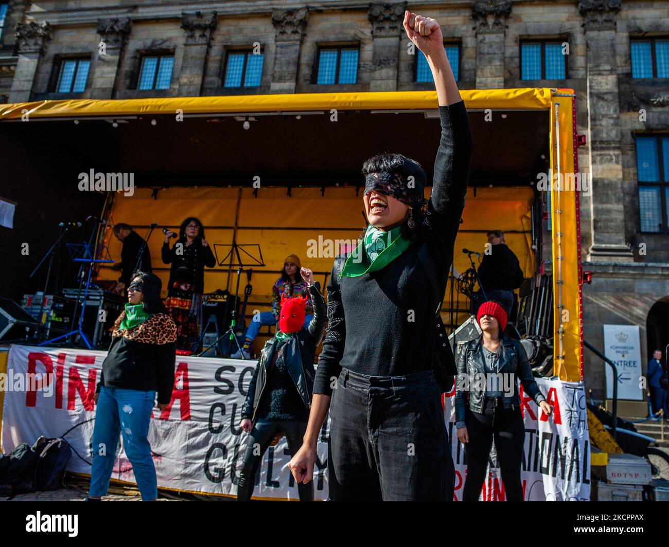 Le donne cilene stanno eseguendo la canzone attivista The stuprist is you di Las Tesis, durante la manifestazione sul secondo anniversario dell'epidemia sociale cilena organizzata ad Amsterdam il 16th ottobre 2021. (Foto di Romy Arroyo Fernandez/NurPhoto) Foto Stock