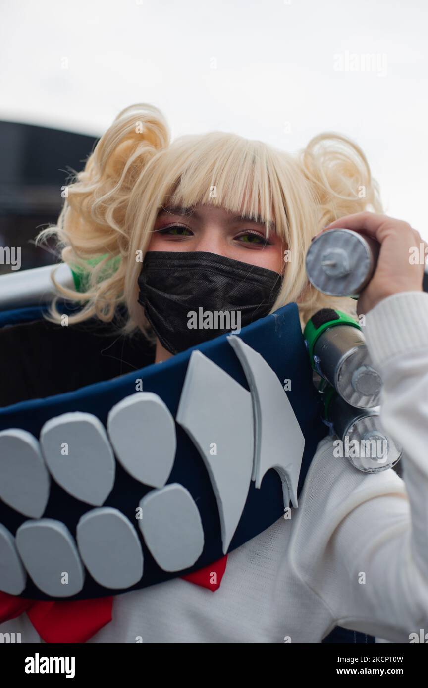 ANIME Fans cosplay i loro personaggi preferiti durante il terzo giorno del DIVANO (Salon del Ocio y la Fantasia) 2021, una fiera rivolta al pubblico geek in Colombia che mescola Cosplay, giochi, supereroi e appassionati di film provenienti da tutta la Colombia, a Bogotà, Colombia, il 14 ottobre 2021. (Foto di Sebastian Barros/NurPhoto) Foto Stock