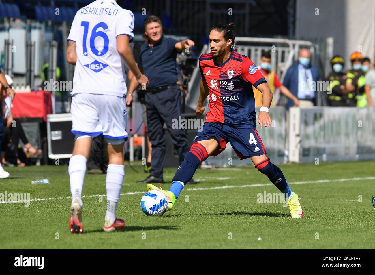 Martin Caceres di Cagliari Calcio durante il calcio italiano Serie A Match Cagliari Calcio vs UC Sampdoria il 17 ottobre 2021 presso l'Unipol Domus di Cagliari (Foto di Luigi Canu/LiveMedia/NurPhoto) Foto Stock